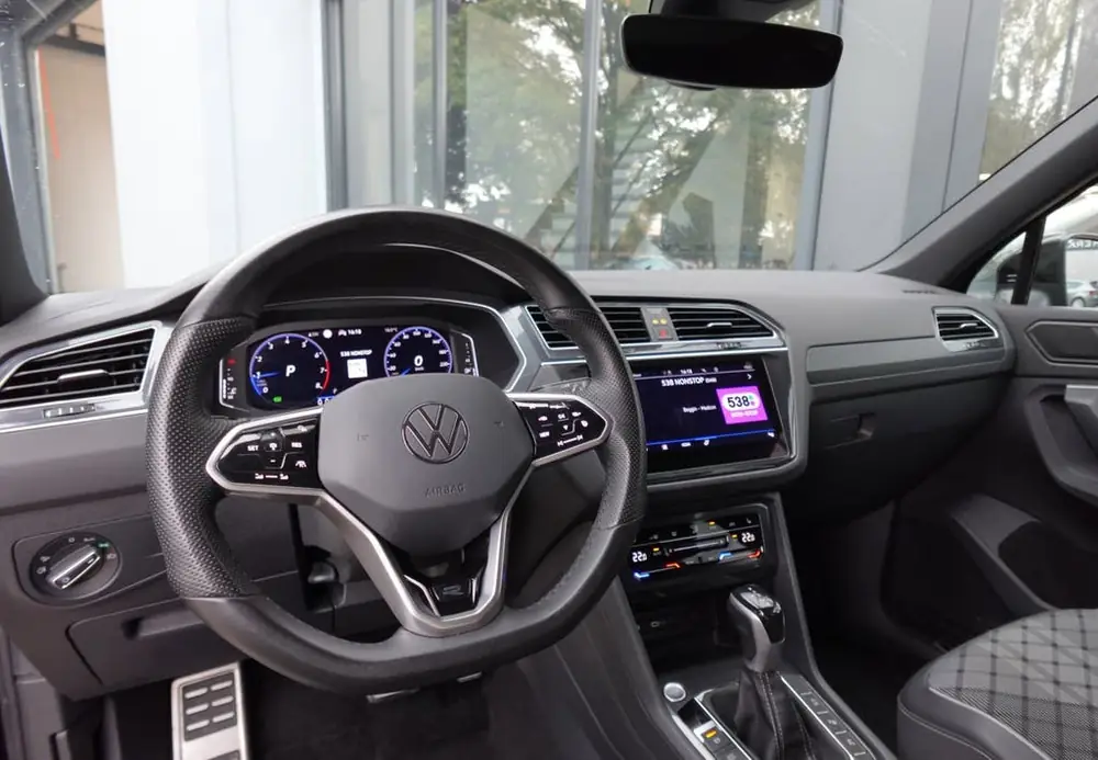 Volkswagen Tiguan 1.5 TSI R-Line PANO KEYLESS 360 uit 2024, foto 3