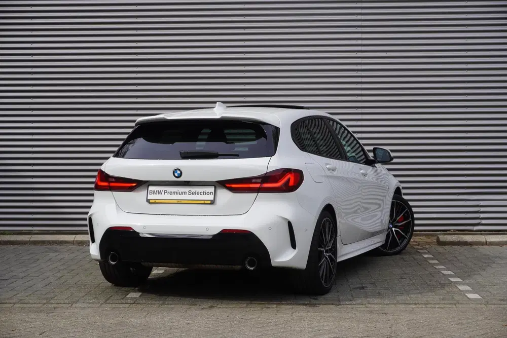 BMW 1-serie 120i Model M Sport uit 2022, foto 2