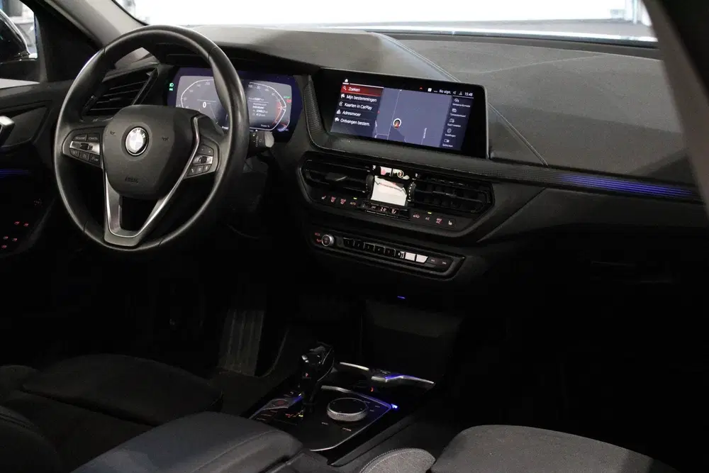 BMW 1-serie 120i Sport Line uit 2021, foto 2