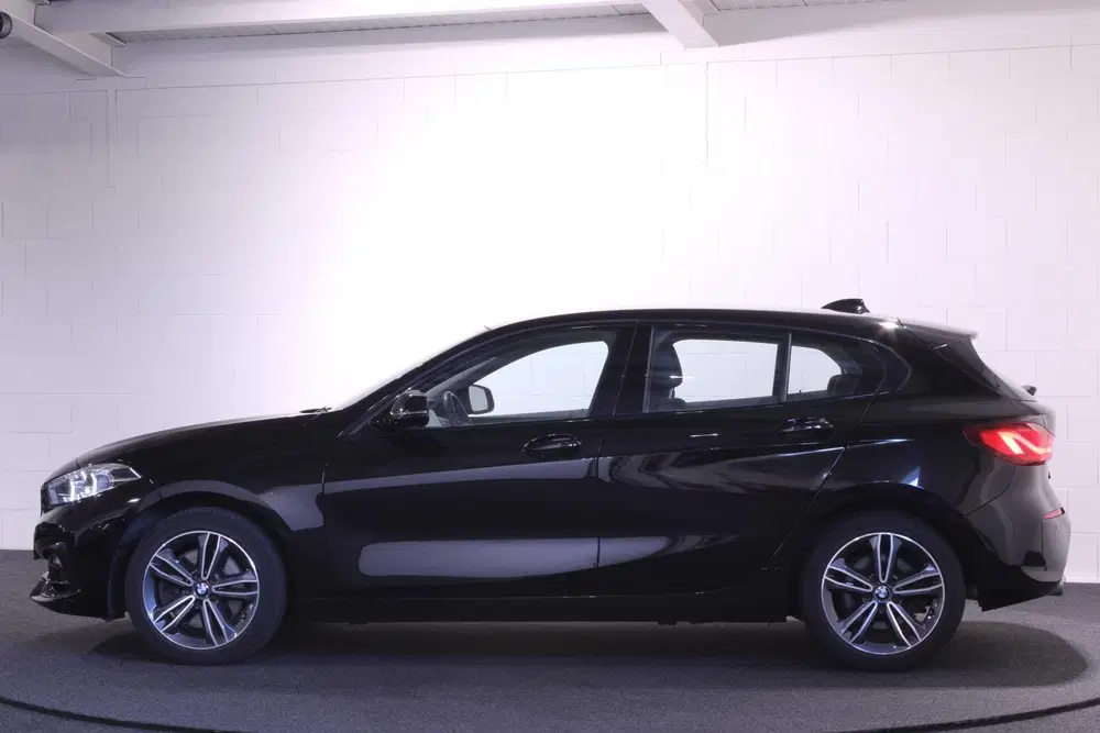 BMW 1-serie 120i Sport Line uit 2021, foto 5