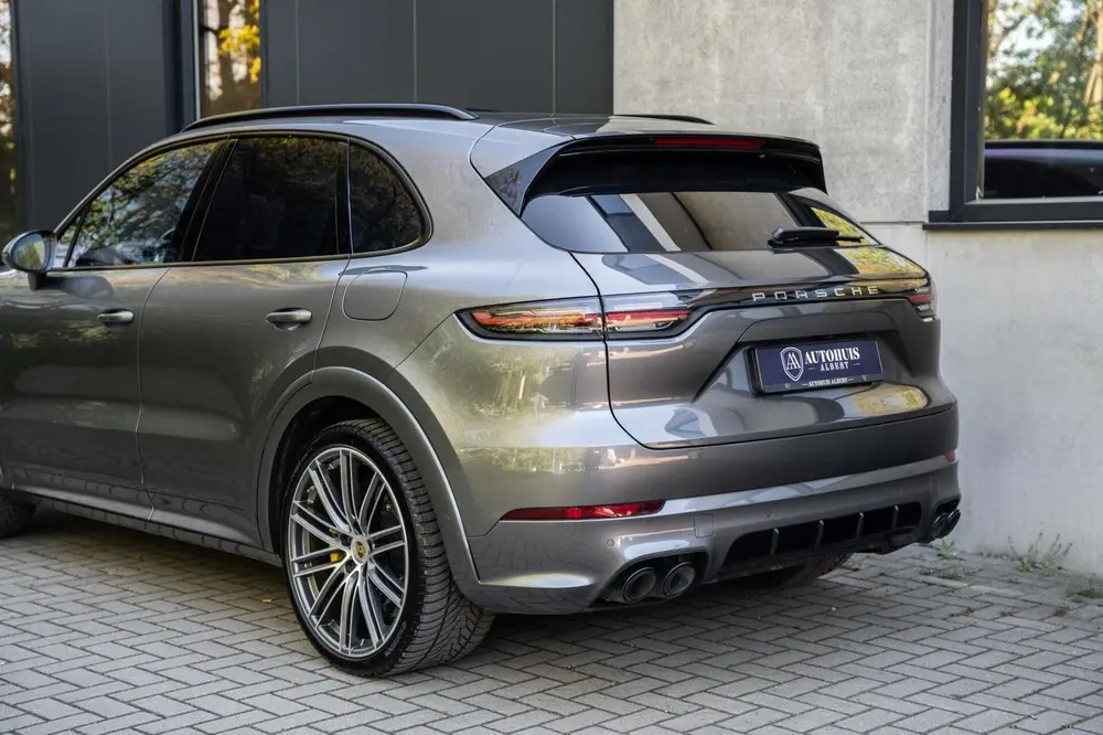 Porsche Cayenne Turbo S E-Hybrid Ceramic Burmester Pano 22' uit 2019, foto 11