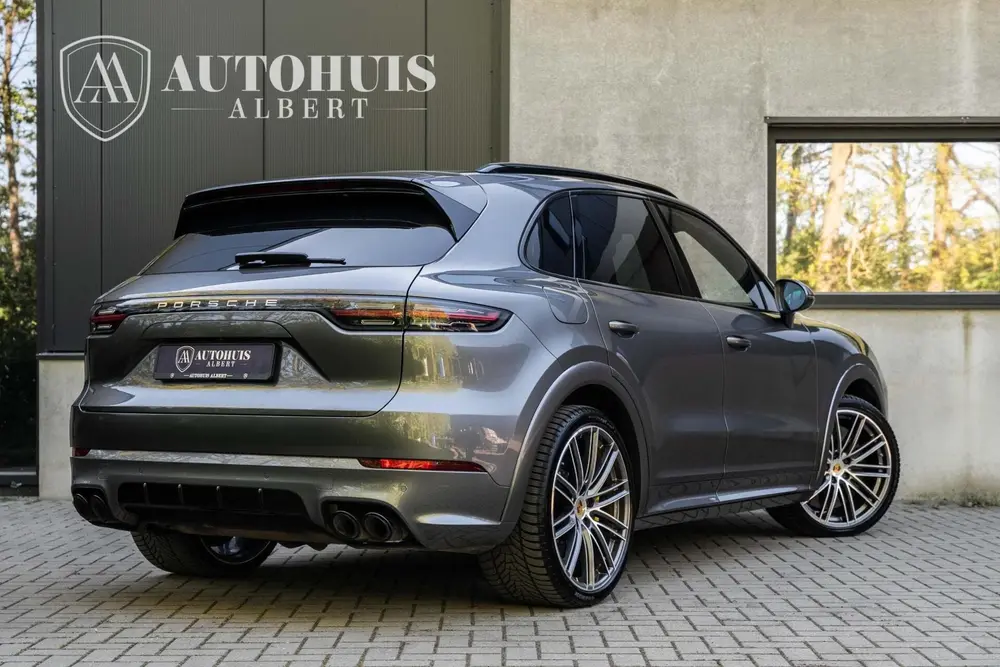 Porsche Cayenne Turbo S E-Hybrid Ceramic Burmester Pano 22' uit 2019, foto 2