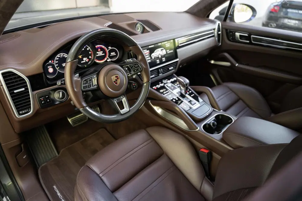 Porsche Cayenne Turbo S E-Hybrid Ceramic Burmester Pano 22' uit 2019, foto 3