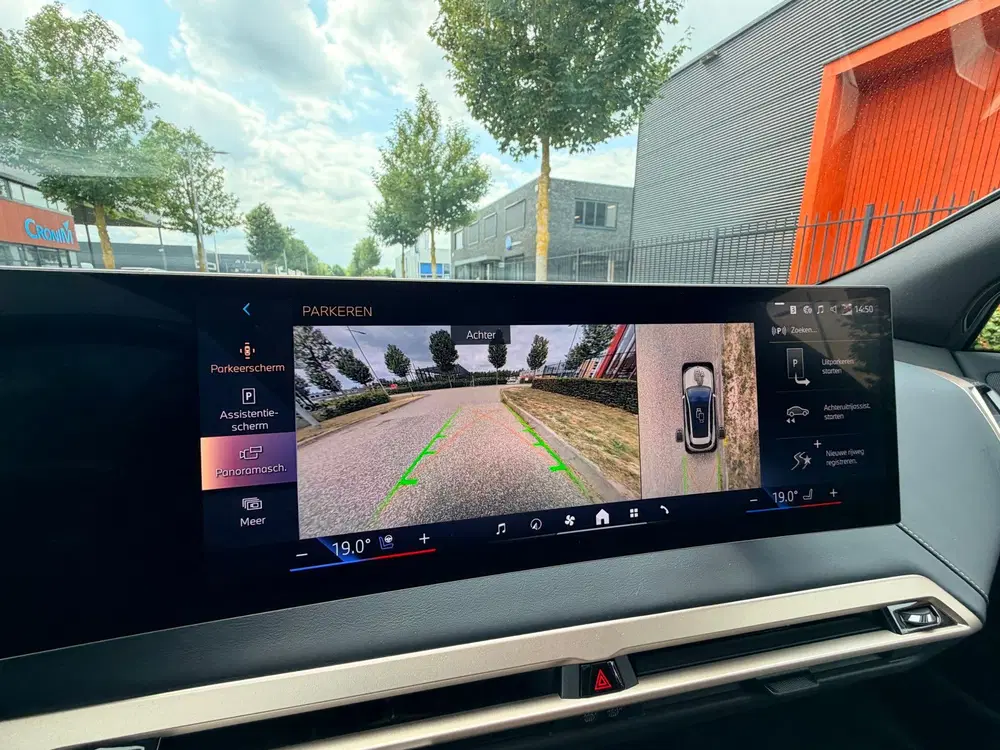 BMW iX XDrive50 uit 2023, foto 18