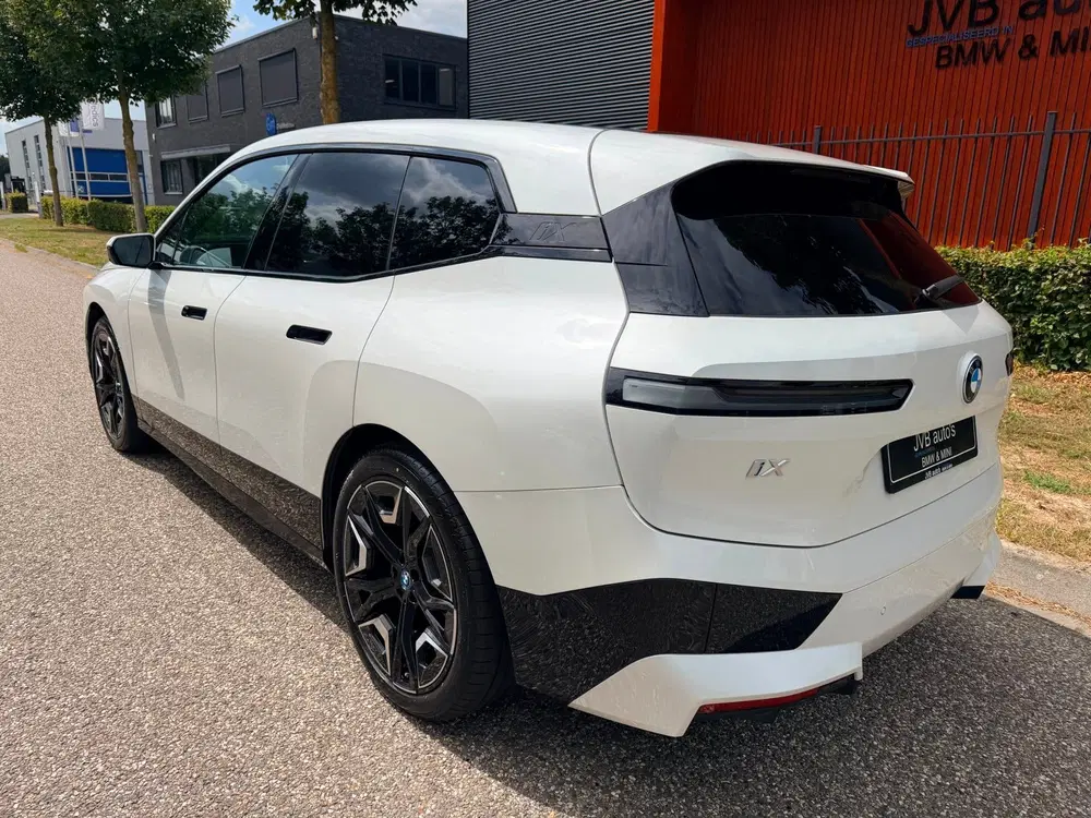 BMW iX XDrive50 uit 2023, foto 2
