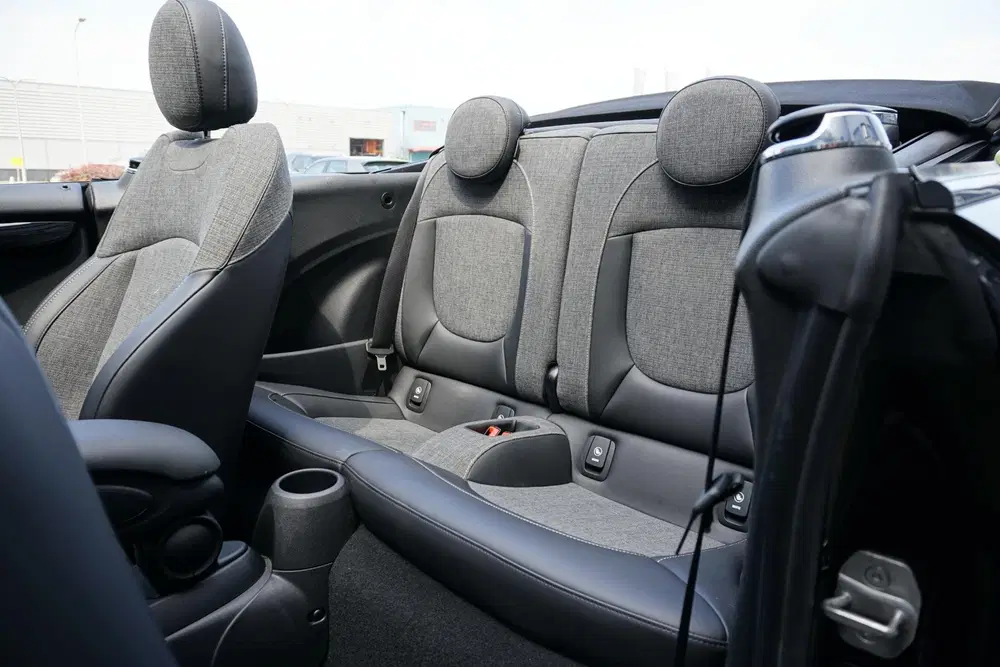 Mini Cabrio 1.5 Cooper Sidewalk Edition JCW + CAMERA uit 2021, foto 16