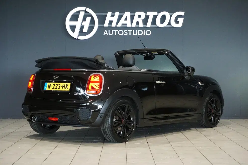 Mini Cabrio 1.5 Cooper Sidewalk Edition JCW + CAMERA uit 2021, foto 2