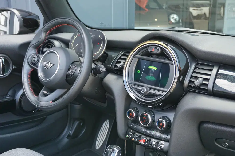 Mini Cabrio 1.5 Cooper Sidewalk Edition JCW + CAMERA uit 2021, foto 3