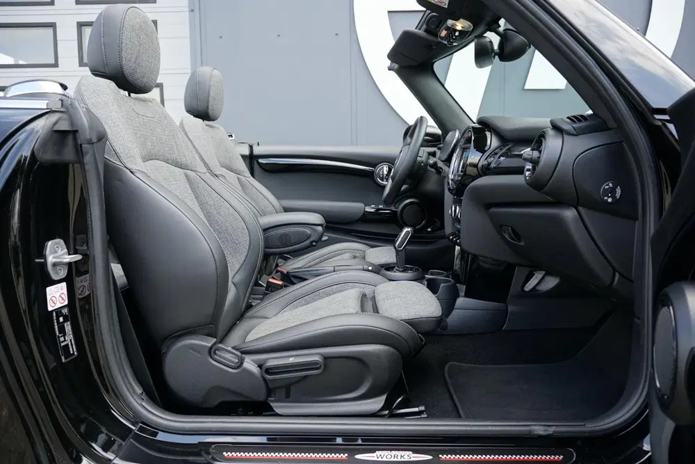 Mini Cabrio 1.5 Cooper Sidewalk Edition JCW + CAMERA uit 2021, foto 9