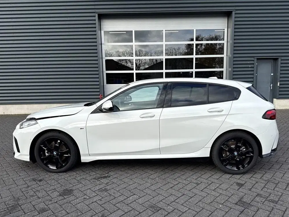 BMW 1-serie 120 uit 2025, foto 2