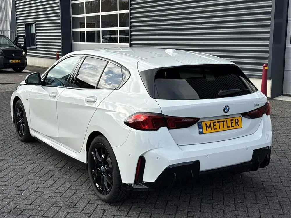 BMW 1-serie 120 uit 2025, foto 3