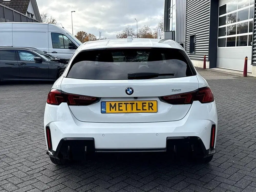 BMW 1-serie 120 uit 2025, foto 4