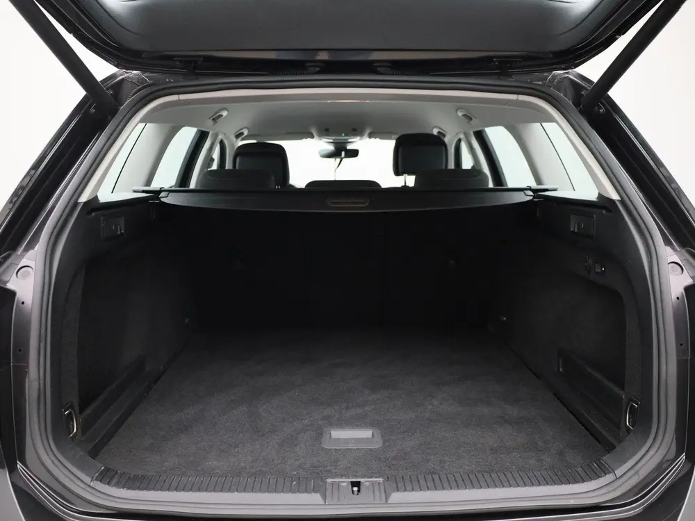 Volkswagen Passat Variant 2.0 TDI Comfort Business uit 2021, foto 14