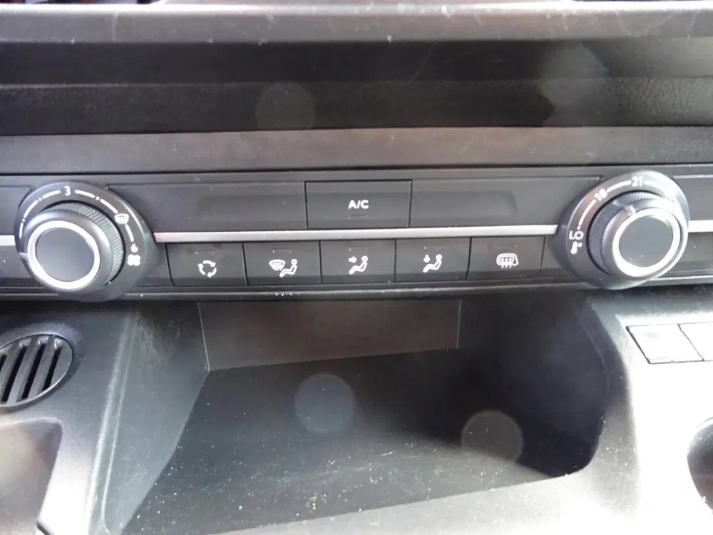Peugeot Partner 1.2 PureTech Pro BENZINE AIRCO NAVI CRUISE uit 2022, foto 14