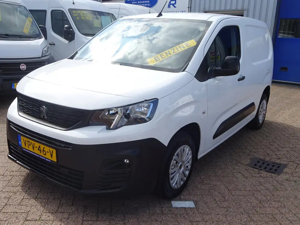 Peugeot Partner 1.2 PureTech Pro BENZINE AIRCO NAVI CRUISE uit 2022, foto 2