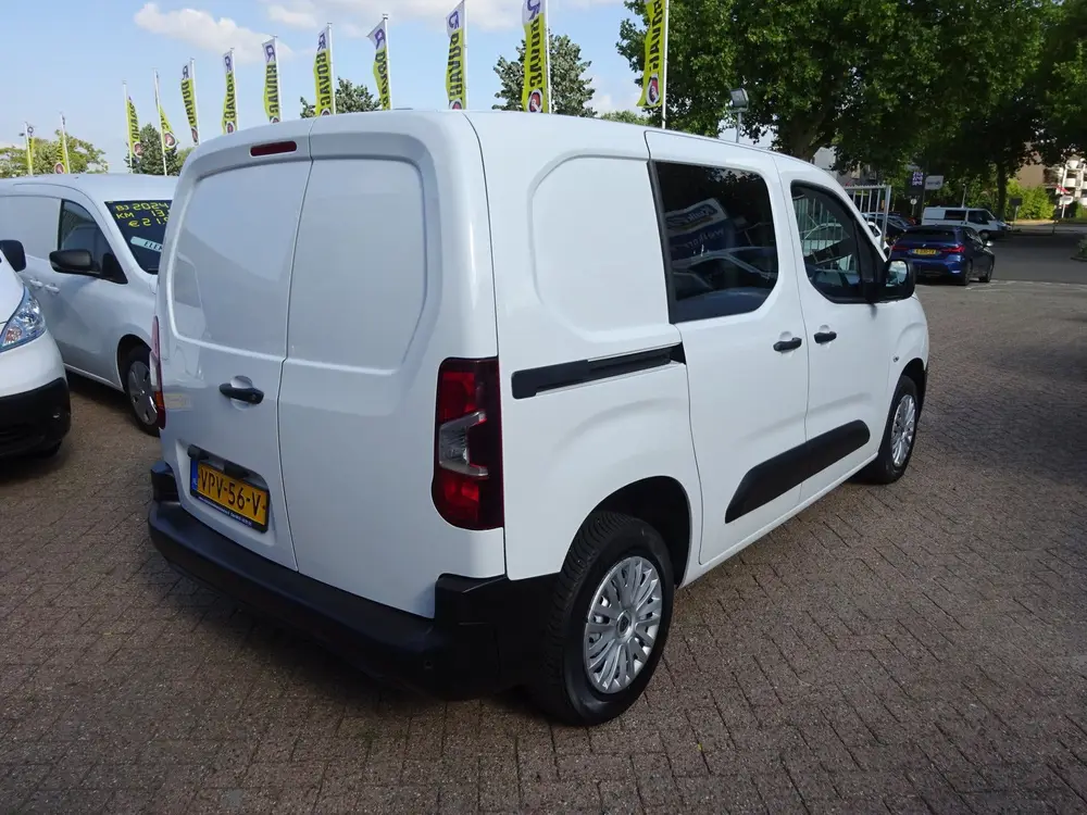 Peugeot Partner 1.2 PureTech Pro BENZINE AIRCO NAVI CRUISE uit 2022, foto 4