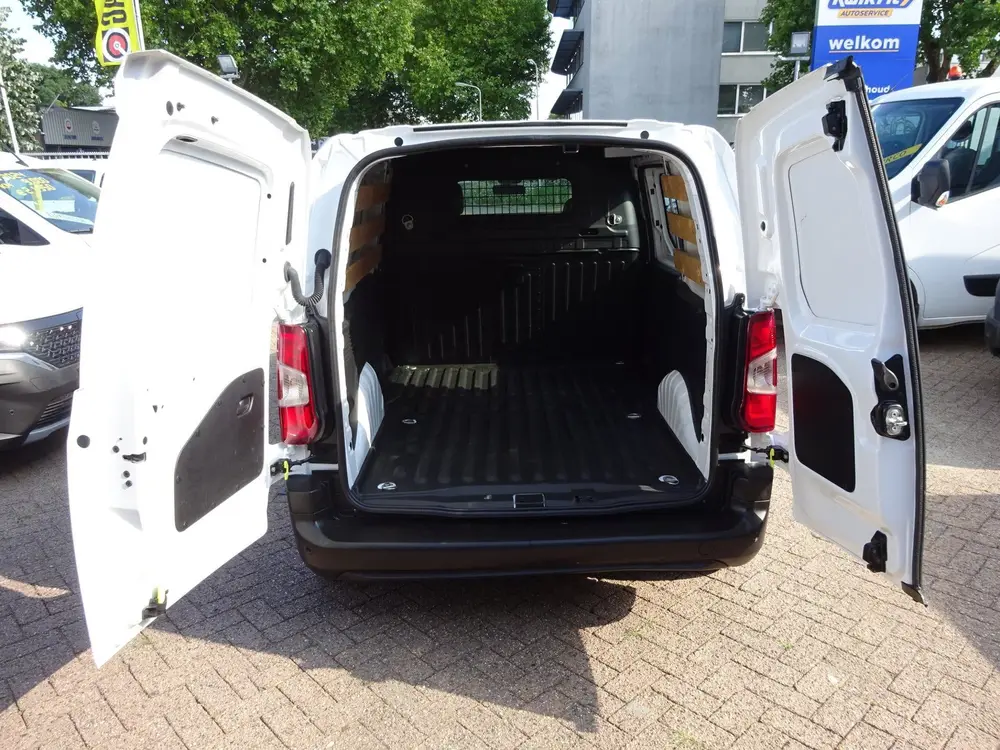 Peugeot Partner 1.2 PureTech Pro BENZINE AIRCO NAVI CRUISE uit 2022, foto 9
