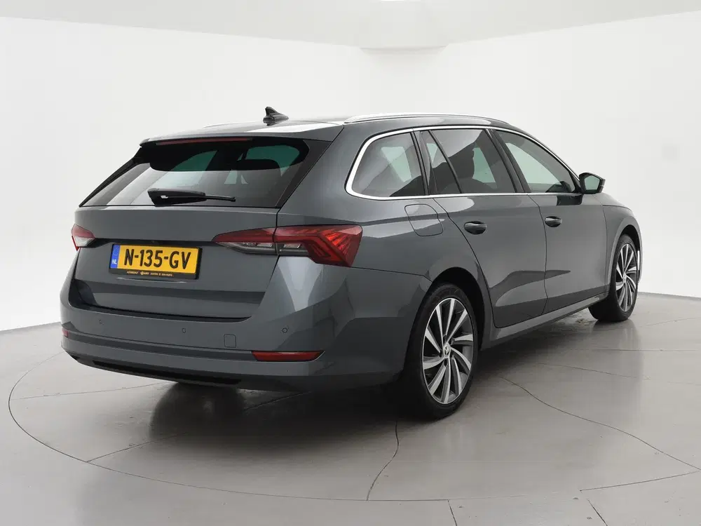 Skoda Octavia 1.5 e-TSI AUT. + 18 INCH uit 2021, foto 2