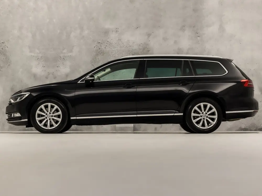 Volkswagen Passat Variant 1.5 TSI Highline Sportline 150Pk A uit 2019, foto 2