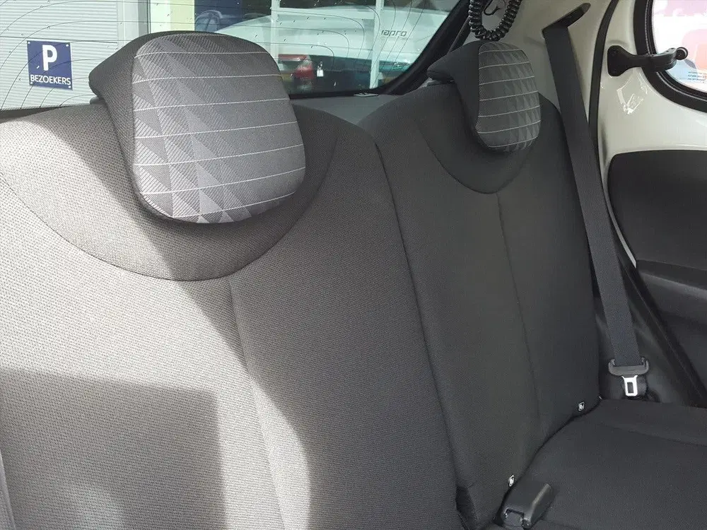 Peugeot 108 1.0 e-VTi 72pk 5D Active uit 2021, foto 11