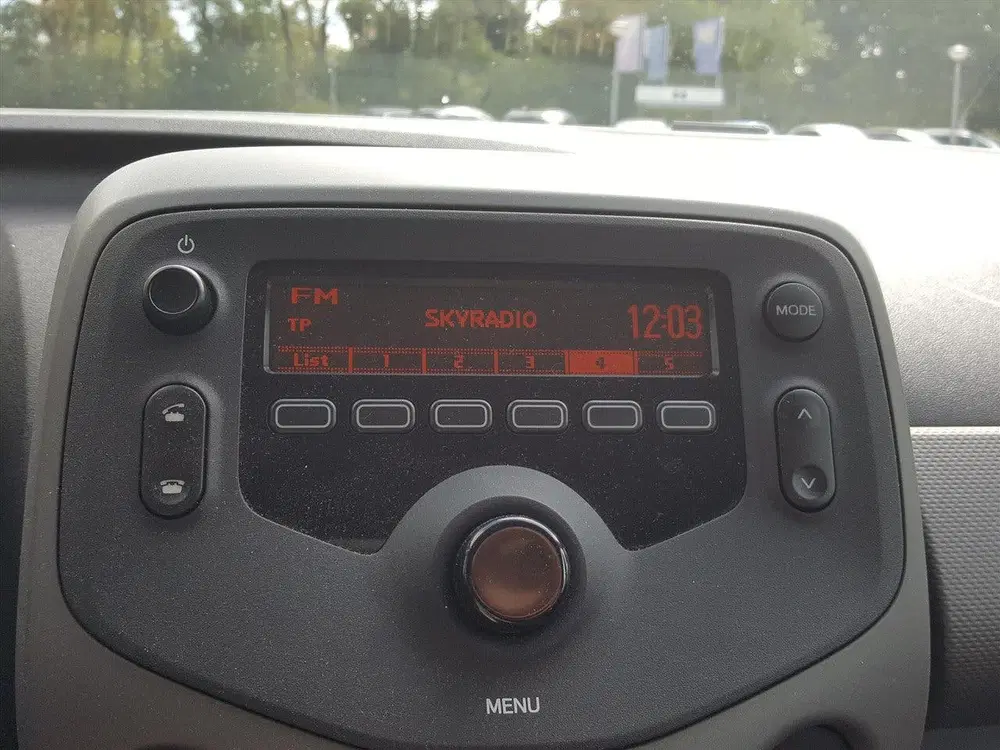 Peugeot 108 1.0 e-VTi 72pk 5D Active uit 2021, foto 20