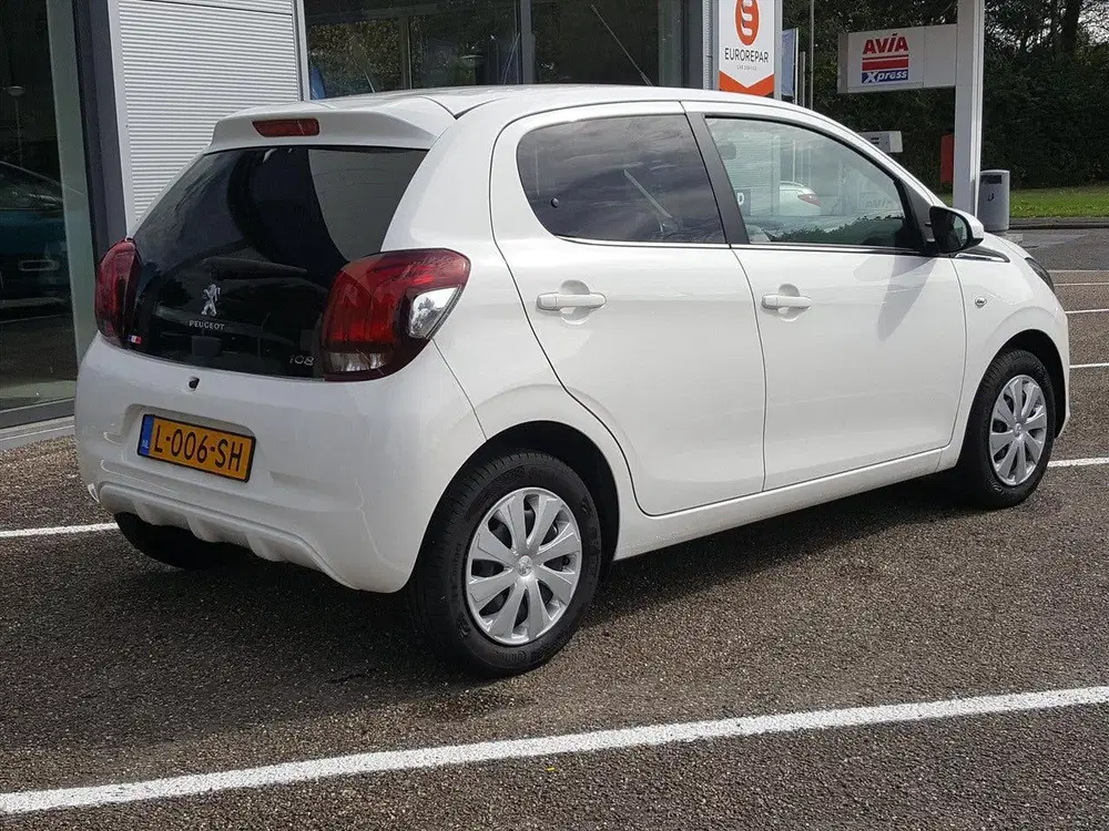 Peugeot 108 1.0 e-VTi 72pk 5D Active uit 2021, foto 3