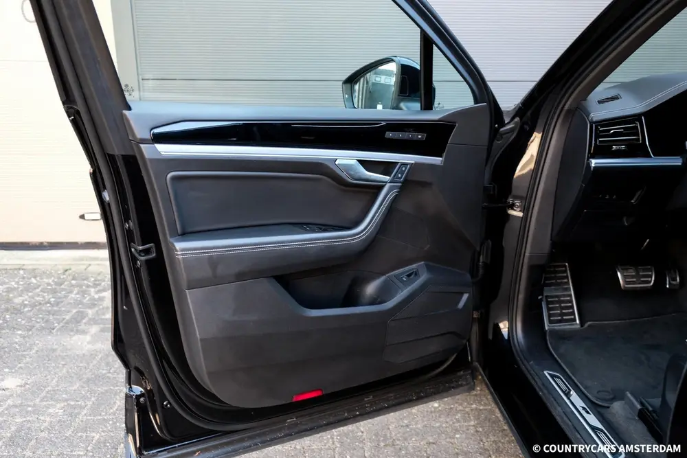 Volkswagen Touareg 4.0 V8 TDI R-Line 4Motion | Grijs Kenteke uit 2019, foto 9