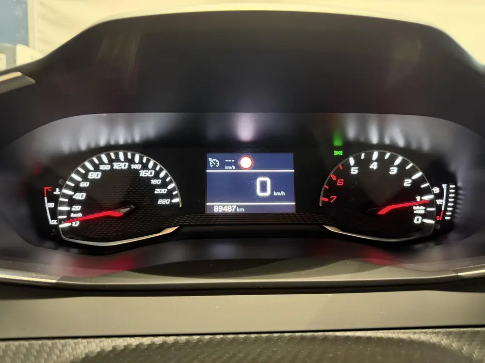 Peugeot 2008 1.2 PureTech Active Pack uit 2021, foto 11
