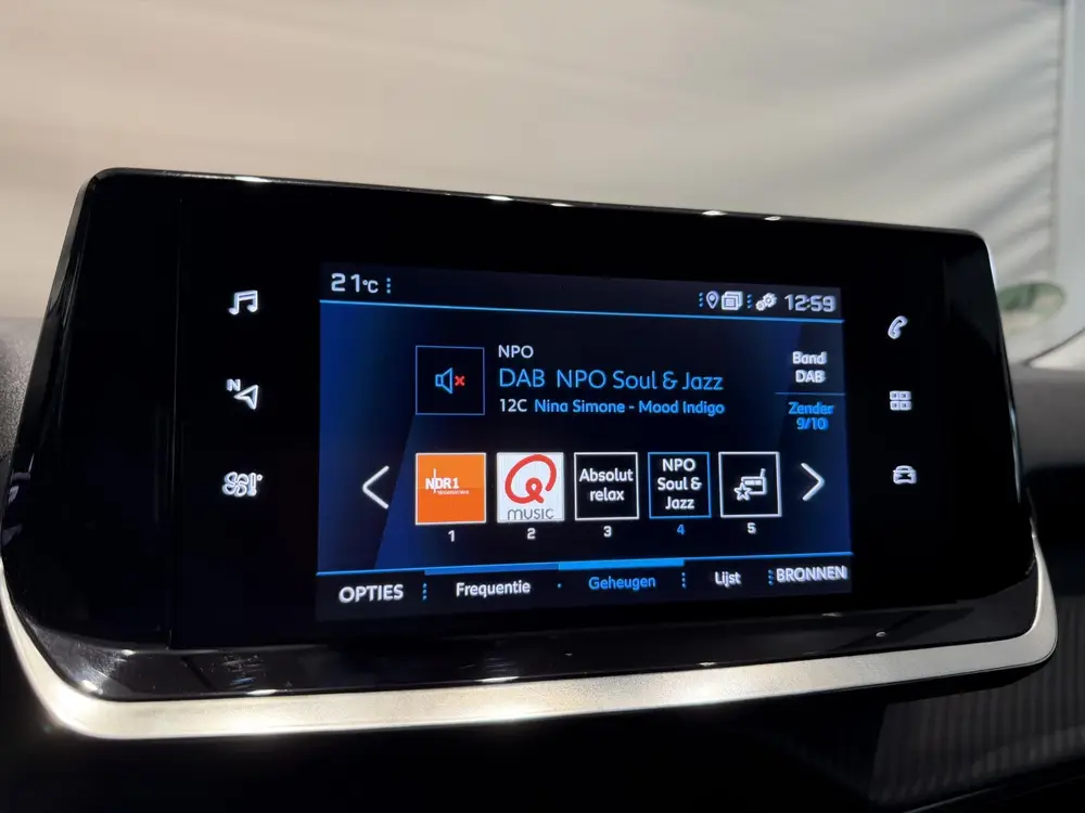 Peugeot 2008 1.2 PureTech Active Pack uit 2021, foto 12