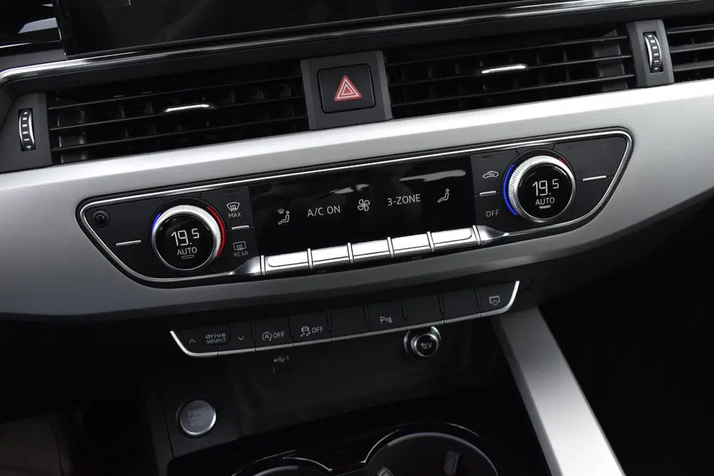 Audi A4 35 TFSI Launch edition Business Trekhaak uit 2020, foto 13