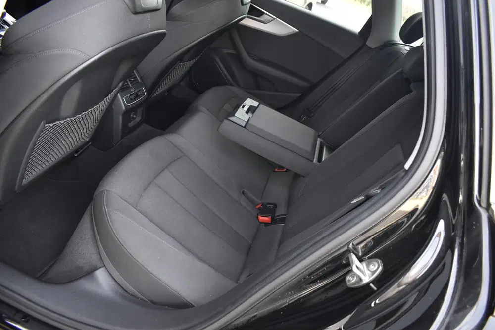 Audi A4 35 TFSI Launch edition Business Trekhaak uit 2020, foto 9