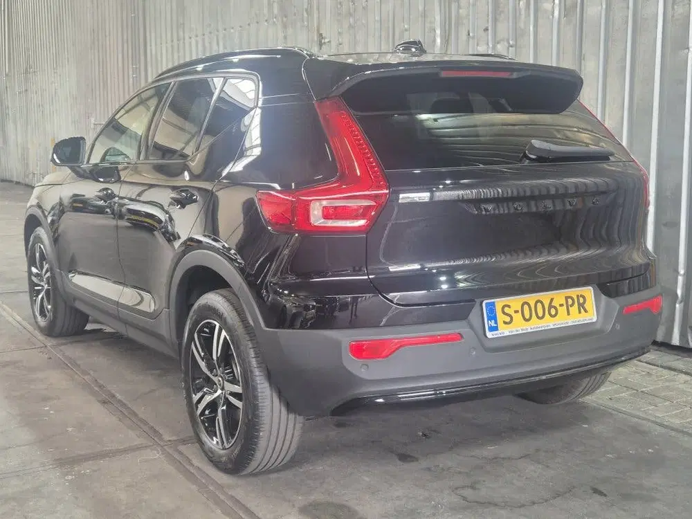 Volvo XC40 B3 163PK Plus Dark uit 2023, foto 2
