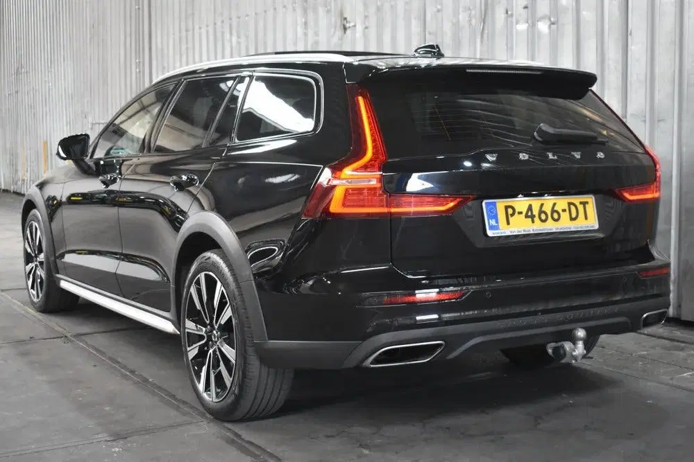 Volvo V60 Cross Country B5 250PK AWD Cross Country PRO uit 2022, foto 2