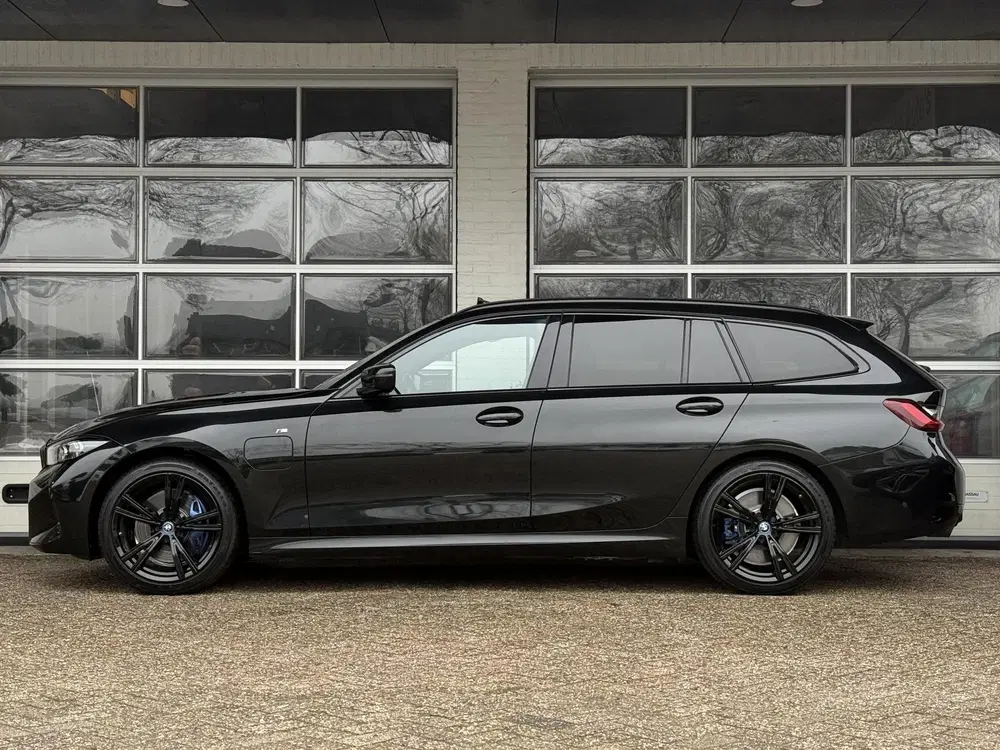 BMW 3-serie 330e M SPORT PRO LCI uit 2023, foto 3