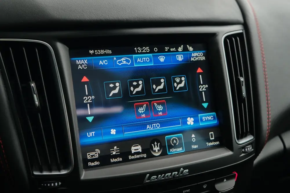 Maserati Levante Gransport 3.0 V6 D 275pk Panoramadak Schaal uit 2019, foto 19