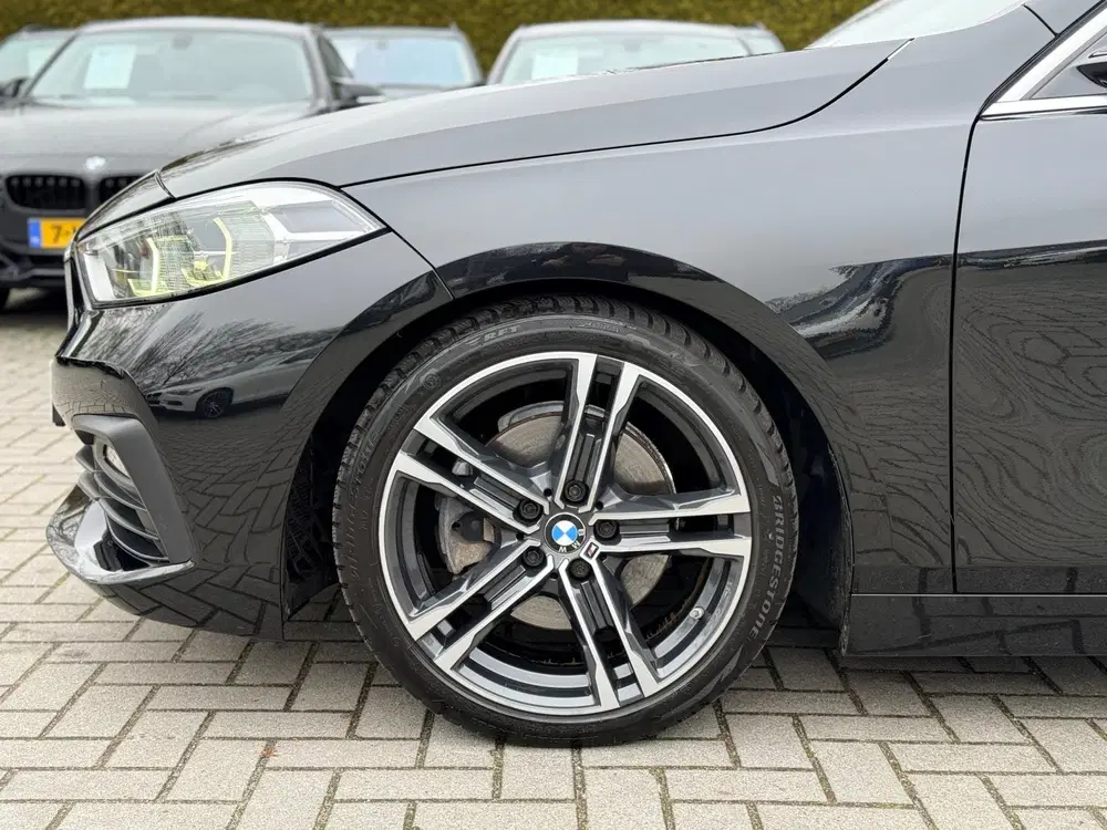 BMW 1-serie 118i Executive Edition uit 2019, foto 13
