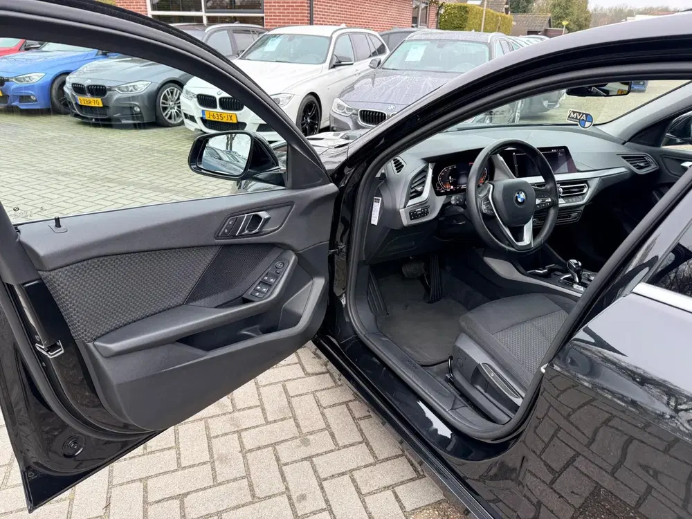 BMW 1-serie 118i Executive Edition uit 2019, foto 16