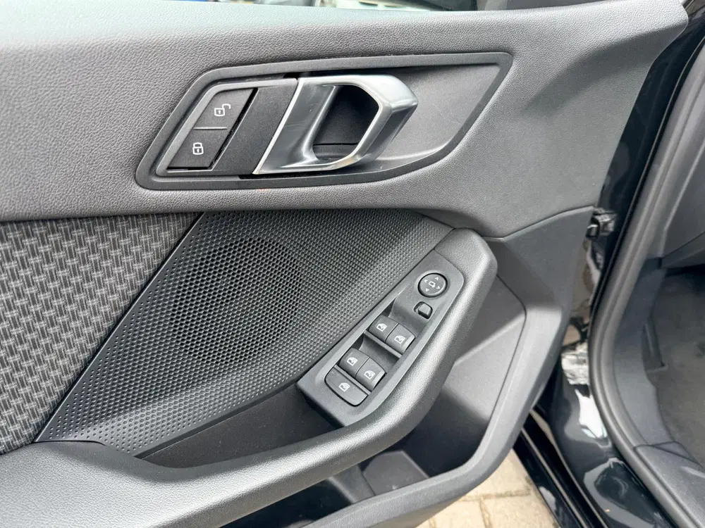 BMW 1-serie 118i Executive Edition uit 2019, foto 17