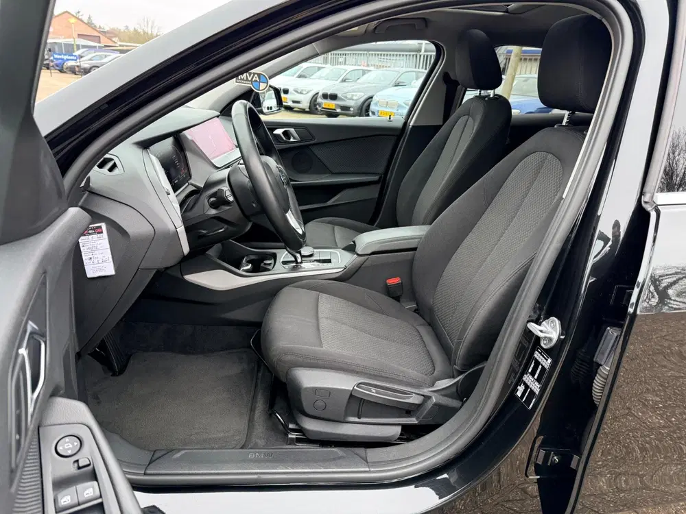 BMW 1-serie 118i Executive Edition uit 2019, foto 18