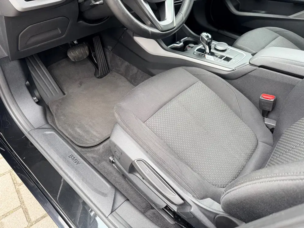 BMW 1-serie 118i Executive Edition uit 2019, foto 19