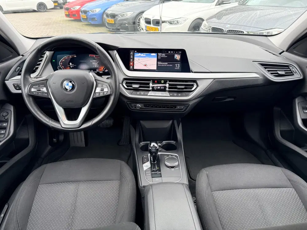 BMW 1-serie 118i Executive Edition uit 2019, foto 2