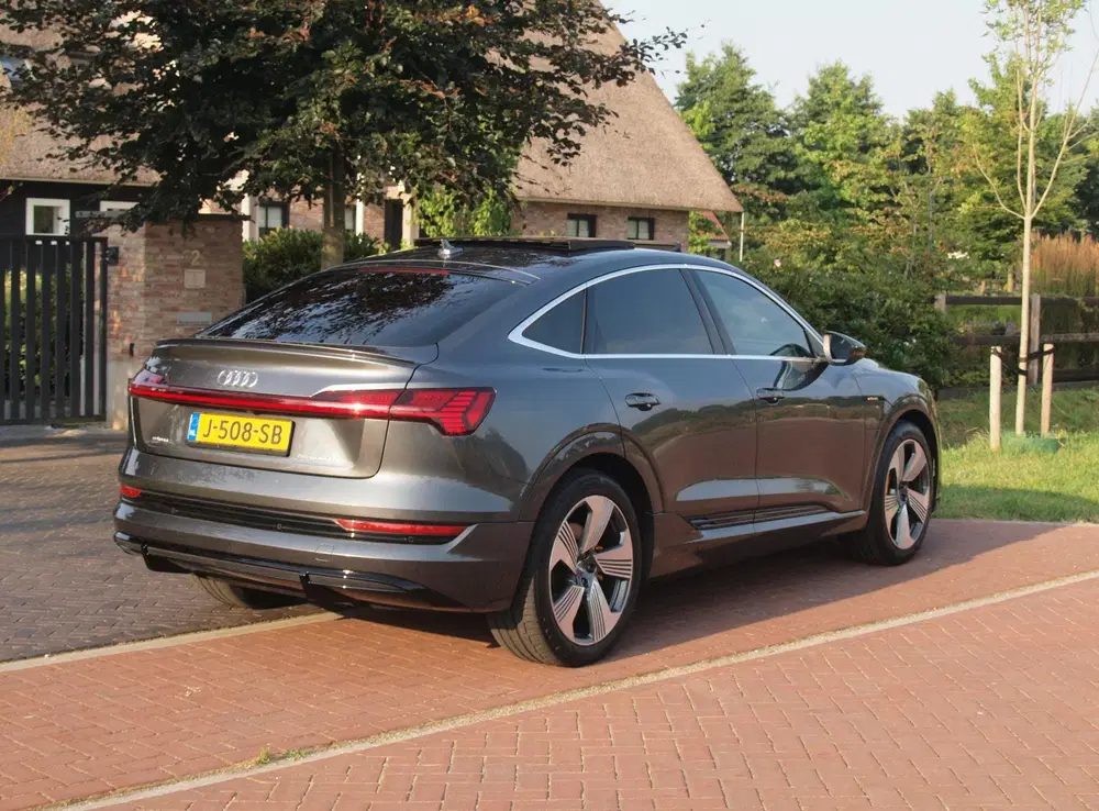 Audi e-tron 55 quattro S edition 95 kWh uit 2020, foto 10