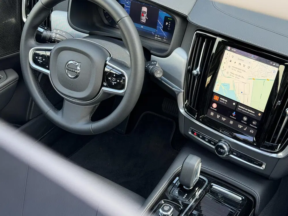 Volvo V90 2.0 T6 Plug-in hybrid AWD Ultra Dark BLACK uit 2024, foto 11