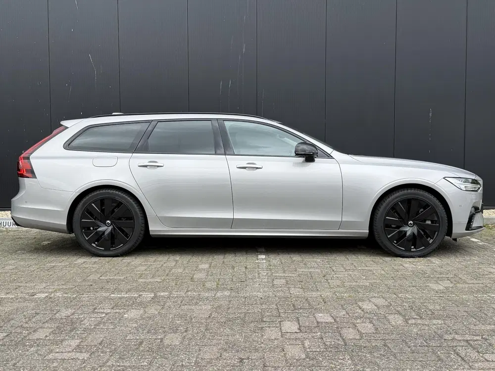 Volvo V90 2.0 T6 Plug-in hybrid AWD Ultra Dark BLACK uit 2024, foto 3