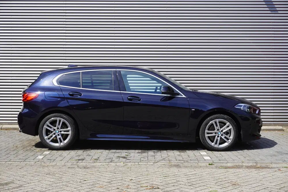 BMW 1-serie 120i uit 2022, foto 2