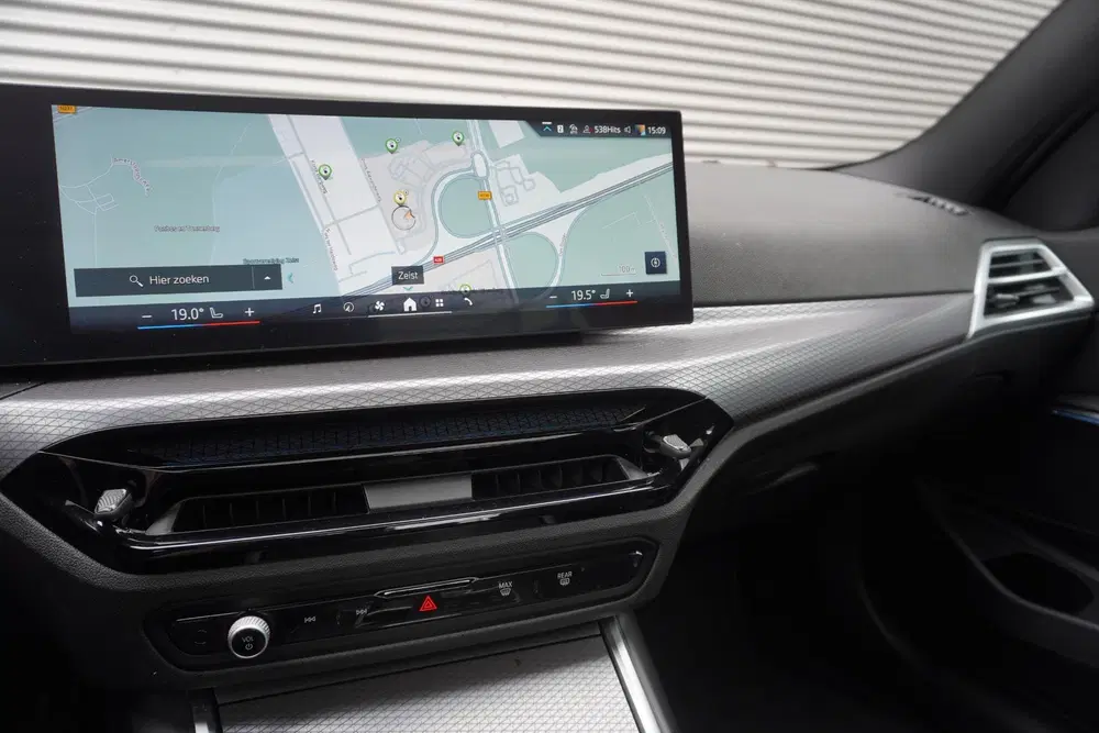BMW 3-serie Sedan 330e M Sportpakket Pro uit 2025, foto 11