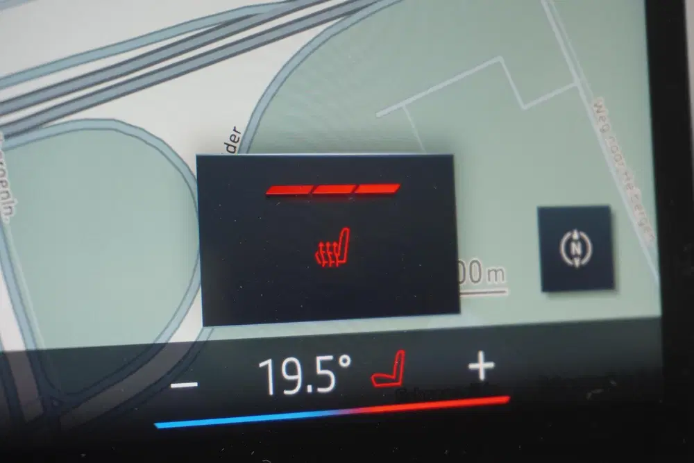 BMW 3-serie Sedan 330e M Sportpakket Pro uit 2025, foto 15