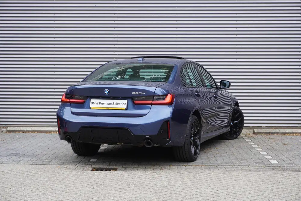 BMW 3-serie Sedan 330e M Sportpakket Pro uit 2025, foto 2