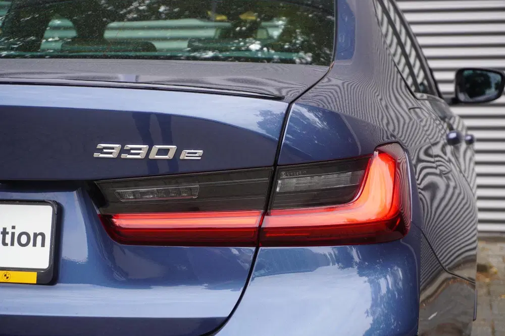 BMW 3-serie Sedan 330e M Sportpakket Pro uit 2025, foto 20