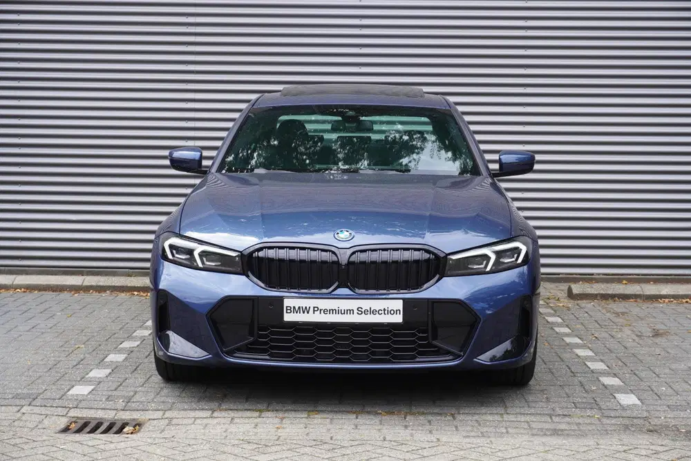 BMW 3-serie Sedan 330e M Sportpakket Pro uit 2025, foto 3
